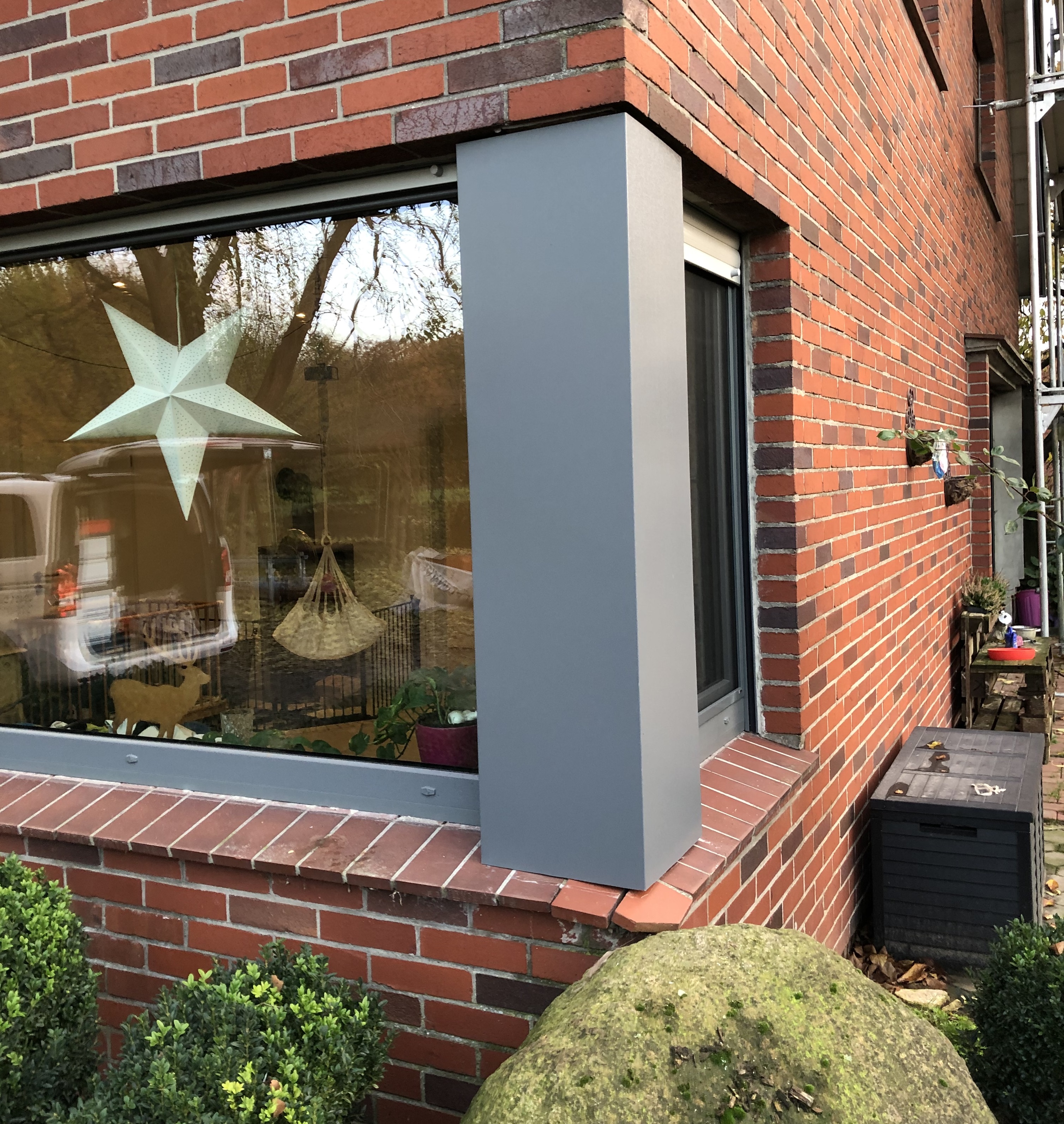 Eckfenster mit anthrazitfarbener Fensterverkleidung